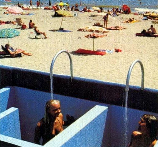 Duchas del camping Albatros de Gav&agrave; Mar situadas al lado de las tres salidas a la playa que hab�a